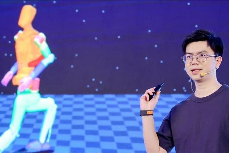 天才少年稚暉君im電競機器人走路進場！AI模型做大腦，目標售價20萬以內