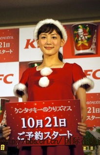 綾瀨遙變身圣誕老人驚艷亮相 抱KFC巨桶演繹冬日可愛魅力